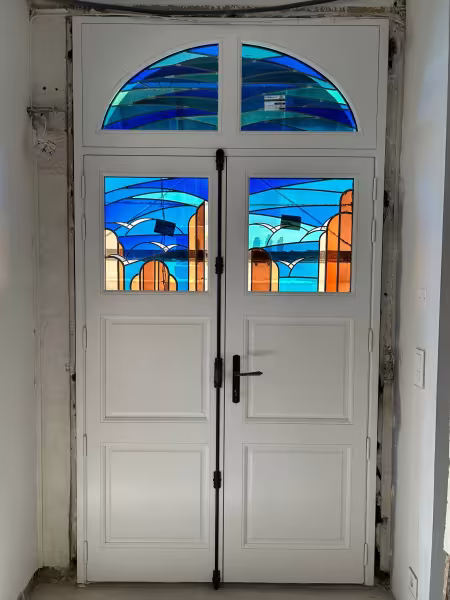 Porte d'entrée sur mesure avec vitraux 