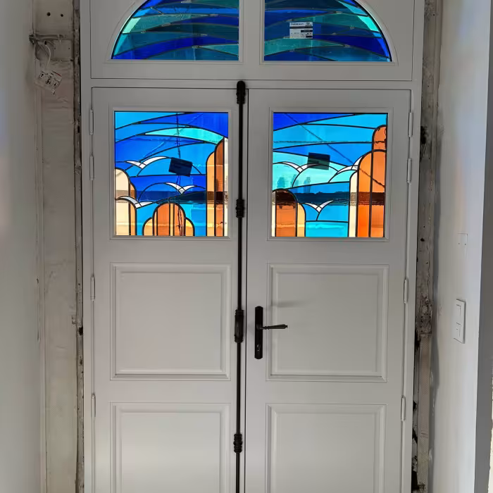 Porte d'entrée sur mesure avec vitraux 